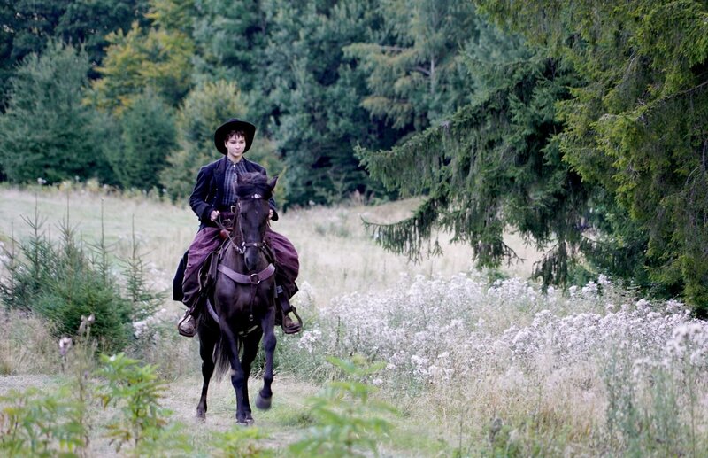 Sarah (Lisa Vicari) – Bild: 2021 Cattleya Srl