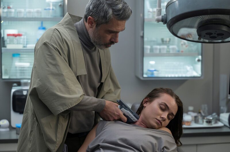 l-r: Dr. Marsh (Jadran Malkovich) und Eva Markovic (Tiana Upcheva) – Bild: Ark TV Holdings, Inc./​SYFY /​ Electric Entertainment /​ Die Verwendung ist nur bei redaktioneller Berichterstattung im Rahmen einer Programmank¸ndigung ab 2 Monate vor der ersten Au /​ ©2023 Ark TV Holdings, Inc. All Rights Reserved.