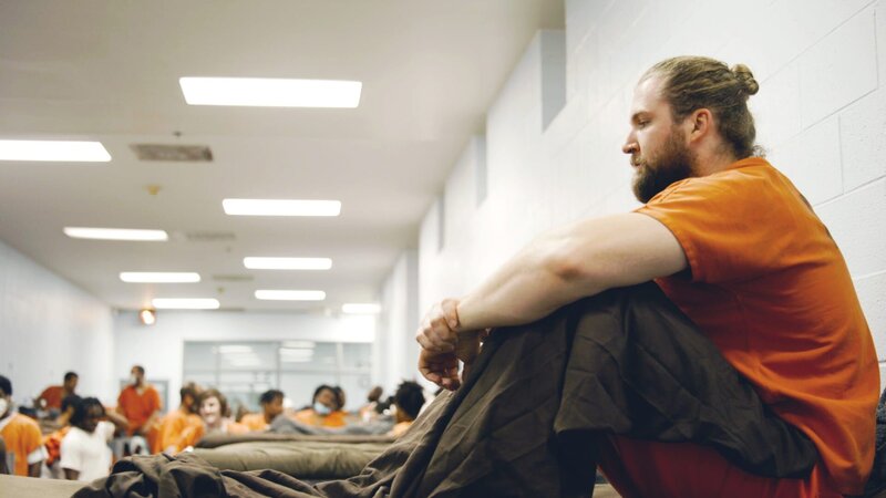 Zach Brill sitting on a bed at the Correctional Male Facility CDM – Bild: Discovery, Inc.
