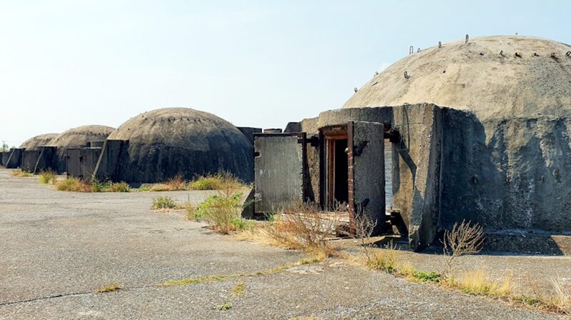 An Albaniens Küste stehen tausende Bunker des Kalten Krieges. – Bild: phoenix/​ZDF/​Andreas Vennewald
