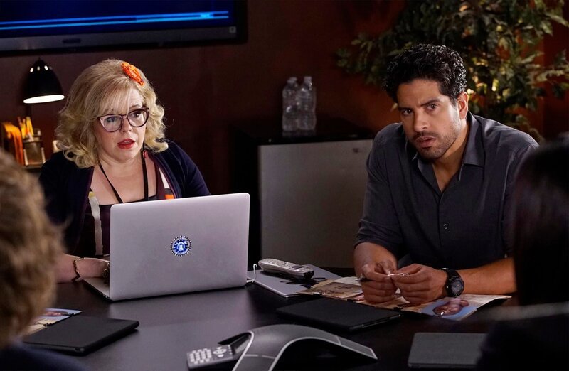 Können Garcia (Kirsten Vangsness, l.) und Luke (Adam Rodriguez, r.) herausfinden, wer der Mann ist, der glaubt, der Bruder von Dr. Tara Lewis zu sein? – Bild: ABC Studios