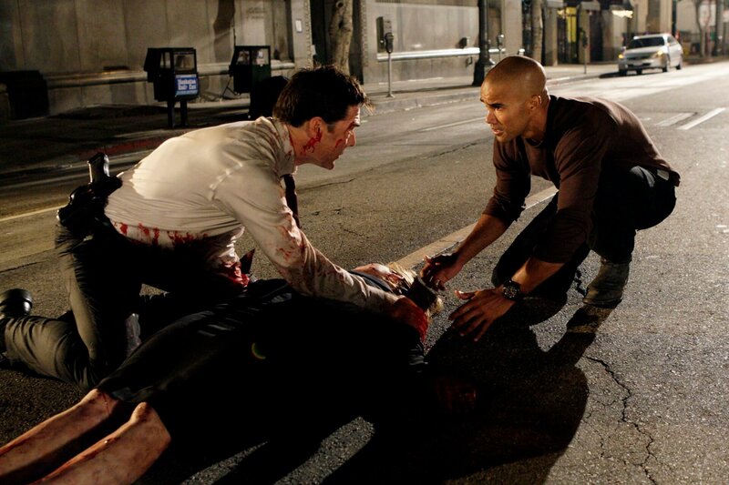 Nach einem Anschlag wird Kate Joyner (Sienna Guillory, liegend) schwerverletzt. Hotch (Thomas Gibson, l.) und Morgan (Shemar Moore, r.) versuchen alles, um sie am Leben zu halten. – Bild: 13TH STREET_2008 American Broadcasting Companies, Inc.