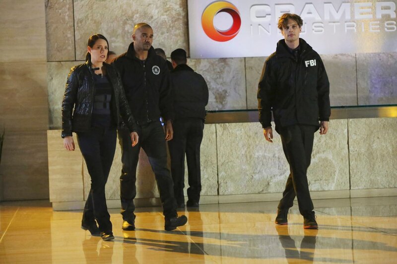 JJ wurde entführt und um sie zu finden, haben Reid (Matthew Gray Gubler, r.) und Derek (Shemar Moore, M.) Emily Prentiss (Paget Brewster, l.) um Hilfe gebeten. Doch kann sie wirklich helfen? – Bild: 13th Street