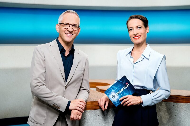 Gion-Duri Vincenz und Franziska Ramser – Moderatoren Rundschau – Bild: SRF/​Oscar Alessio