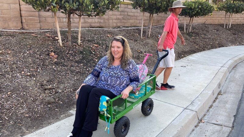 Alisha Williams being pulled by companion in Wagon – Bild: TLC /​ Discovery Communications, LLC