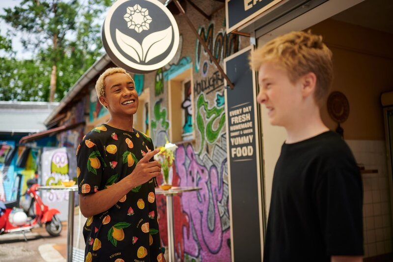 Pawel (Noel Okwanga, l.) will etwas unvergessliches machen und zieht Sirius (Niels Krommes) mit rein. – Bild: mdr/Saxonia Media/Felix Abraham Pawel (Noel Okwanga, l.) will etwas unvergessliches machen und zieht Sirius (Niels Krommes) mit rein. – Bild: mdr/Saxonia Media/Felix Abraham