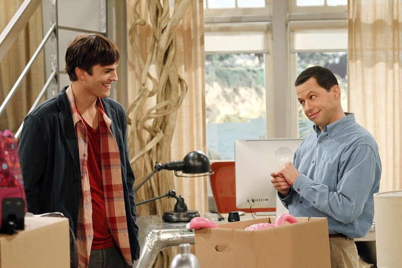 Alan (Jon Cryer, r.) versucht alles, um Walden (Ashton Kutcher, l.) davon zu überzeugen, nichts mit Rose anzufangen – doch das ist bereits zu spät … – Bild: Warner Brothers Entertainment Inc. Lizenzbild frei