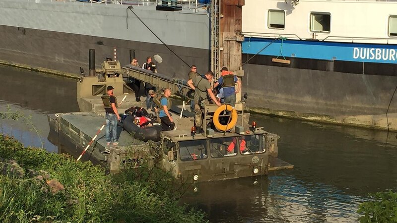 Michael Manousakis and his boys testing the „Alligator“. – Bild: DMAX