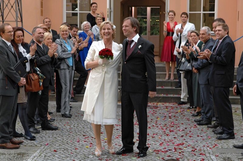 Susanne und Armin haben geheiratet und werden von ihren Gästen gefeiert. v.l.n.r.: Paloma (Maja Maneiro), Anna (Jeanette Biedermann), Susanne (Heike Jonca), Armin (Rainer Will), Katja (Karolina Lodyga), Jonas (Roy Peter Link) – Bild: ProSiebenSat.1 Media SE