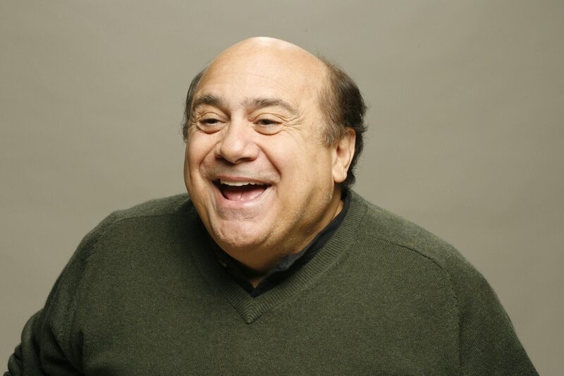 (3. Staffel) – Frank Reynolds (Danny DeVito) ist der juristische Vater von Dennis und Dee, beteuert immer nur das Beste für seine Kinder zu wollen, nutzt sie allerdings ständig aus und spannt sie für seine Zwecke ein … – Bild: Fox