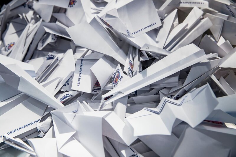 Papierflieger während der Red Bull Paper Wings World Finals 2019 in Salzburg, Österreich am 17. Mai 2019. – Bild: Red Bull Content Pool /​ Samo Vidic /​ www.redbullmediahouse.com /​ Usage for editorial use only