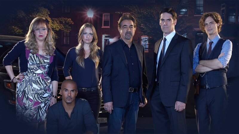 (11. Staffel) – Ein starkes Team, das jeden Serientäter zur Strecke bringt: Dr. Spencer Reid (Matthew Gray Gubler, r.), Derek Morgan (Shemar Moore, 2.v.l.), Aaron Hotchner (Thomas Gibson, 2.v.r.), David Rossi (Joe Mantegna, 3.v.r.), Jennifer ‚JJ‘ Jareau (AJ Cook, 3.v.l.) und Penelope Garcia (Kirsten Vangsness, l.) … – Bild: 2014 ABC Studios-13TH STREET Photocredit Mandatory, Editorial Use Only, NO archive, NO Resale