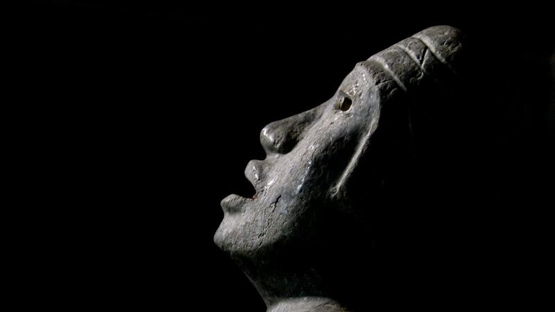 Die Forscher vermuten, dass die Blickrichtung der „Wächterfiguren“ einen Hinweis auf das Geheimnis gibt, das sie bewahren sollten. – Bild: ZDF und Anika Dobringer