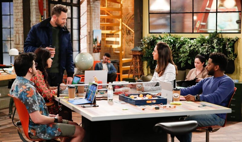 (v.l.n.r.) Clark (Christopher Mintz-Plasse); Emma (Christine Ko); Jack Gordon (Joel McHale); Brooke (Susannah Fielding); Mason (Shaun J. Brown) – Bild: 2016 CBS Broadcasting, Inc. All Rights Reserved. /​ Cliff Lipson Lizenzbild frei