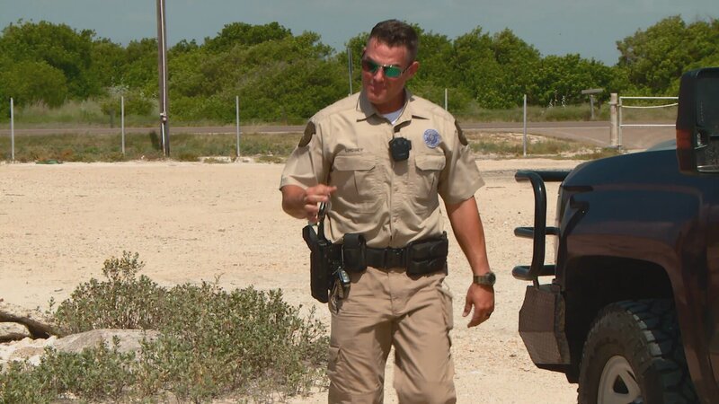 Game warden Jimmy Lindsey is helping the employees of the „Texas State Aquarium“ in the Gulf of Mexico. – Bild: Animal Planet