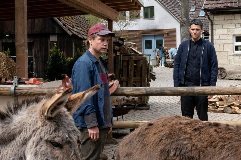 Der stellvertretenden Leiter des Stuttgarter Jugendamts wurde erschlagen, und ein Hof, auf dem straffällige Jugendliche resozialisiert werden, rückt in den Fokus der Ermittlungen. Kommissar Rico Sander (Benjamin Strecker, r.) befragt dazu Michael Kramer (Marek Harloff, l.), der sich um Garten und Tiere der sozialen Einrichtung kümmert. – Bild: ZDF Enterprises GmbH