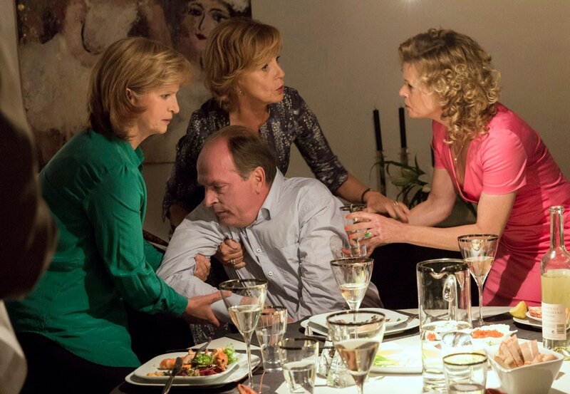 Marlene (Johanna Gastdorf, links), Vera (Ulrike Kriener, 2. von links) und Christiane (Leslie Malton) kümmern sich um den kollabierenden Heiko (Herbert Knaup). – Bild: ARD Degeto/Georges Pauly Marlene (Johanna Gastdorf, links), Vera (Ulrike Kriener, 2. von links) und Christiane (Leslie Malton) kümmern sich um den kollabierenden Heiko (Herbert Knaup). – Bild: ARD Degeto/Georges Pauly