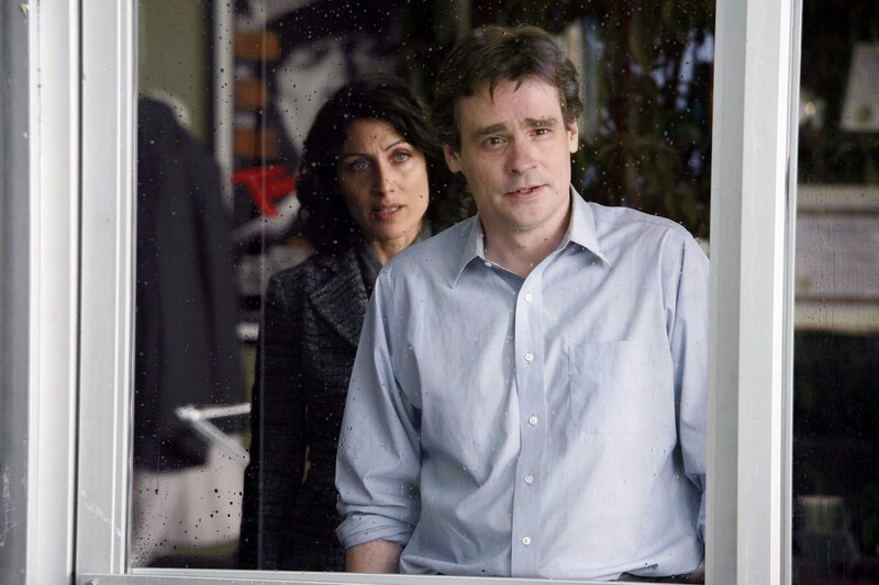 Der Kampf um Amber ist verloren. Ein letztes Mal will Wilson (Robert Sean Leonard) sie zurück in die Realität holen, um von ihr Abschied zu nehmen. Auch Dr. Cuddy (Lisa Edelstein) ist zutiefst betroffen. – Bild: Credit: TVP S.A.,