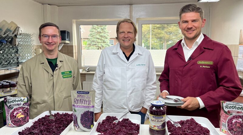 Beim Hersteller probiert Björn Freitag (M.) mit Michael Sacher (l.) und Moritz Mertens (r.) frisch produzierten Rotkohl aus der Konserve. – Bild: WDR/​solis TV/​Joshua Stolz