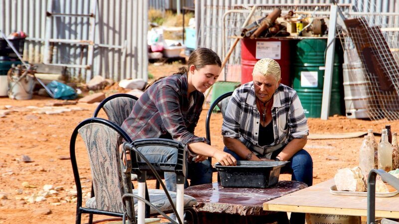 (L to R) Angel Dempsey, Isabelle „Issy“ Glen – Bild: Global Rights Management