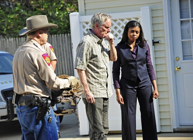 Det. Carter (Taraji P. Henson, r.) findet heraus, dass Mr. Frey (Richard Bekins, M.) plötzlich regelmäßig Werbung einer Kreditkartenfirma bekommt, die an seine damals verschollene Tochter adressiert ist. Hat jemand ein Konto in Hannas Namen eröffnet oder lebt das Mädchen wider Erwarten noch? – Bild: PLURIMEDIA (Warner)