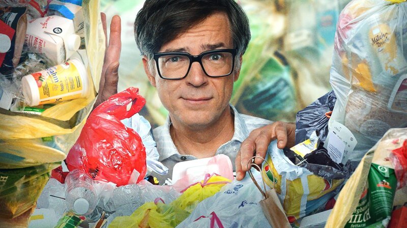 Plastik ist haltbar, robust und vor allem billig. Und es steckt überall, in Verpackungen für Lebensmittel, Kosmetik oder Haushalt. Unser Kunststoff-Müll wird zunehmend zum Problem: Rohöl landet in Verpackungen und wird oft nach einmaligem Gebrauch verbrannt. Dabei entsteht klimaschädliches Co2. Kunststoff-Müll verschandelt auch Flüsse und Strände und riesige Plastikstrudel treiben im Meer. Am Ende entsteht Mikroplastik, das auch im menschlichen Körper landet. „Quarks“ zeigt was passieren muss, um die Plastikflut zu stoppen und das Recycling voran zu treiben. – Ralph Caspers moderiert die Sendung. – Bild: WDR/​Annika Fußwinkel/​picture alliance