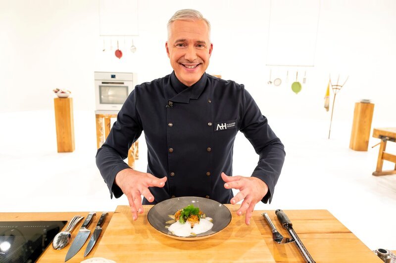 Alexander Herrmann mit dem Gericht „Kimchi-Pilze“. – Bild: Ralf Wilschewski /​ BR