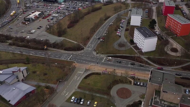 Die junge Heike W. wurde getötet. An dieser Kreuzung wurde sie zum letzten Mal gesehen. – Bild: ZDF, Gerald Gerber