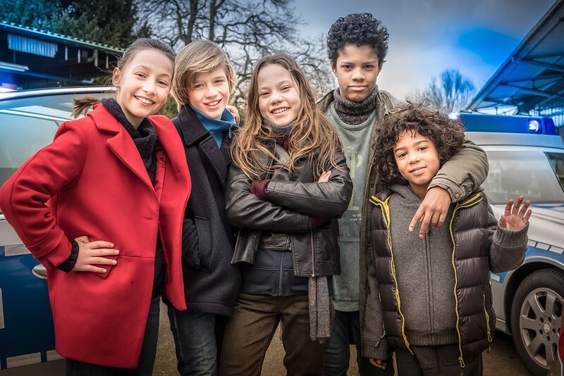 Die Pfefferkörner Nele (Ronja Levis), Levin (Moritz Pauli), Kira (Marlene von Appen), Tayo (Samuel Adams) und Olufemi (Spencer König) auf Spurensuche. – Bild: NDR/​Boris Laewen