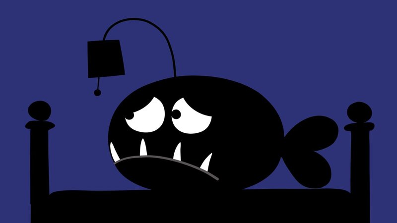 Im Dunkeln gruselt sich der kleine Anglerfisch. – Bild: KiKA/​SWR/​Film Bilder/​Julia Ocker