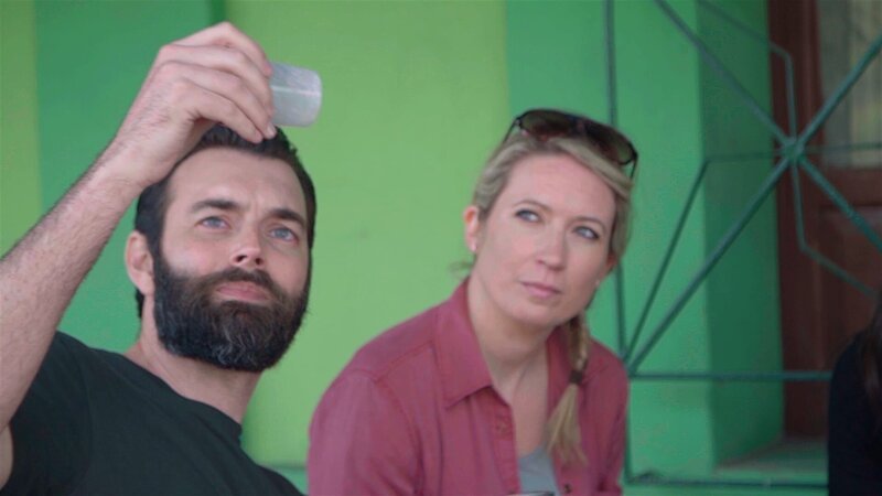 Die Field Team-Mitglieder Sarah Cruddas und Nick Karnaze untersuchen eine Substanz, bei der es sich um Sternengelee oder Weltraumschleim handeln könnte, die der lokale Dschungelforscher Venancio Osorio gefunden hat. – Bild: Discovery Communications, LLC