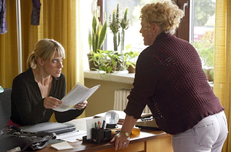 Heike Schäffer (Petra Kleinert, rechts) mischt sich mal wieder in die laufenden Ermittlungen ein und reizt Sophie Haas (Caroline Peters, links) damit bis aufs Blut. – Bild: ARD/​ARD/​Frank Dicks