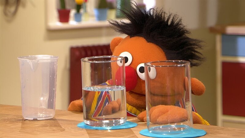Ernie experimentiert mit. – Bild: NDR/​Studio Hamburg Produktion/​Sesame workshop