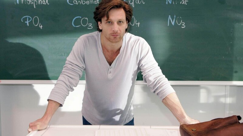 Mit viel Freude übernimmt Stefan Vollmer (Hendrik Duryn) die Chemie-Vertretung im E-Kurs – denn in dieser Klasse beteiligen sich die Schüler mit Spaß und Interesse am Unterricht. – Bild: TVNOW