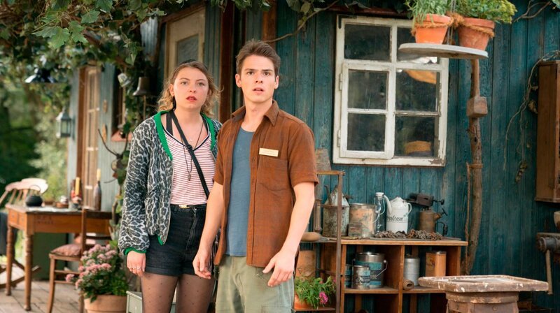 Fanny (Amber Bongard) und Sam (Marvin Linke) machen sich große Sorgen um Gut Kaltenbach und Ostwind – Bild: HR/​Constantin Film Verleih GmbH/​SamFilm GmbH