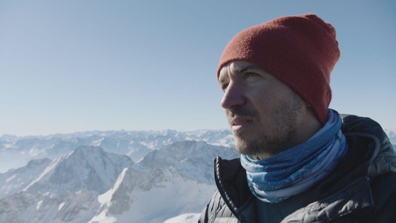 Felix Neureuther mit den Garmischer Bergen im Hintergrund. Der Ex-Ski-Profi, fragt: Wie lange können wir noch Ski fahren? – Bild: doc.station GmbH, BR