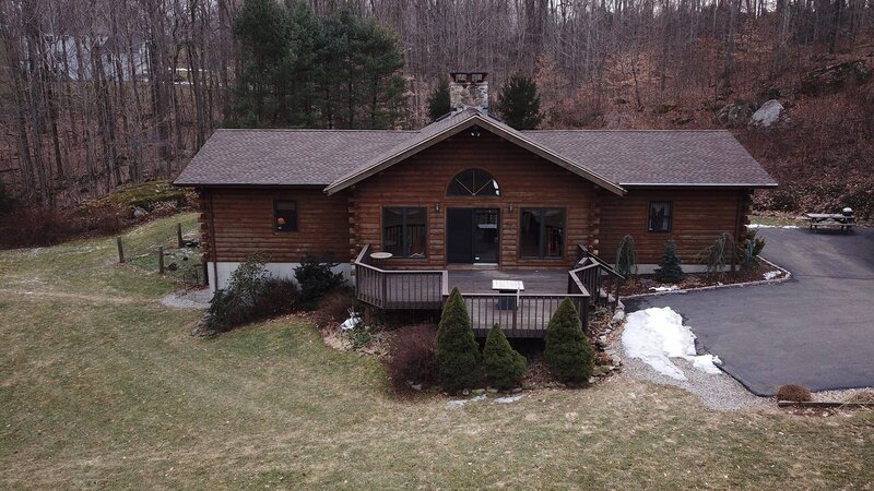 The exterior of the Forest View Cabin in Connecticut, as seen on HGTV’s Log Cabin Living – Bild: 2018, Scripps Networks, LLC. All Rights Reserved.