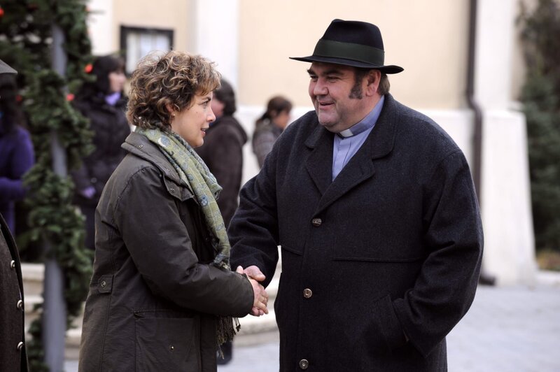 Maria wird von Pfarrer Neuner wieder aufgebaut. Von links: Maria Kirchleitner (Daniela März) und Pfarrer Neuner (Peter Rappenglück). – Bild: BR/​Marco Orlando Pichler