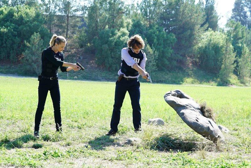 Sind sie auf der richtigen Spur? Reid (Matthew Gubler, r.) und JJ (Andrea Joy Cook, l.) … – Bild: PLURIMEDIA (ABC)