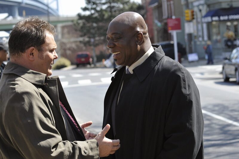 Bei den Dreharbeiten zu „Cold Case“: Thom Barry (r.) und Jeremy Ratchford (l.) – Bild: Warner Bros. Television