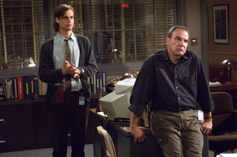 Ein Serienmörder, der unschuldige Obdachlose umbringt, bereitet Reid (Matthew Gray Gubler), Gideon (Mandy Patinkin) Kopfzerbrechen … – Bild: 13TH Street/​ABC Television Studio