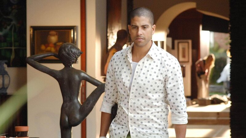 Ein Ehepaar aus wohlhabenden Verhältnissen wurde ermordet. Eric (Adam Rodriguez) und seine Kollegen finden heraus, dass die „feine Familie“ einige Geheimnisse hütete … – Bild: SUPER RTL