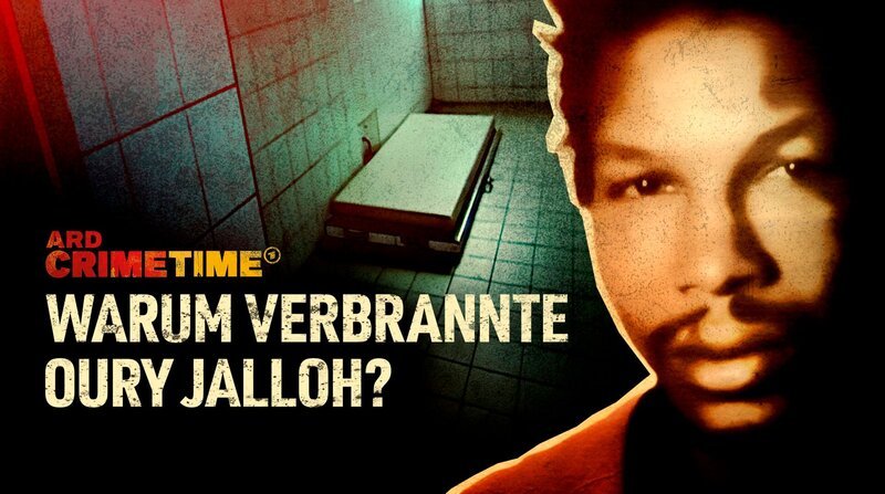 Für die einen ist der Fall ein unfassbarer Polizei- und Justizskandal, für die anderen eine gewaltige Verschwörungstheorie. Was geschah am 7. Januar 2005 im Polizeirevier Dessau? Fest steht nur: Um 12:20 Uhr findet die Feuerwehr einen bis zur Unkenntlichkeit verbrannten Mann in Zelle Nr. 5. – Oury Jalloh. – Bild: MDR/​WDR/​LOOKSfilm