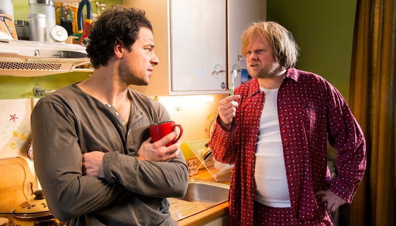 Norbert (Michael A. Grimm) findet es völlig in Ordnung, wenn Andi (Tobias Licht) „manns“ genug ist den Rollentausch zu leben. – Bild: ARD Degeto/​Marco Meenen/​Marco Meenen