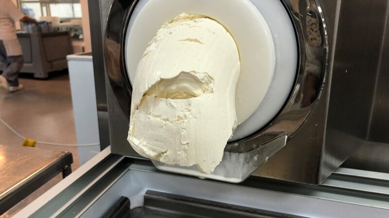 Was gibt es Besseres, als eine kalte, cremige, fruchtige Erfrischung in der Waffel! Doch woher kommen eigentlich die Zutaten für Eis? Was ist drin? Wie wird’s gemacht? Und für alle, die eine Eiswaffel zuhause backen wollen: Felix zeigt, wie das mit wenig Aufwand geht. – Eismaschine. – Bild: rbb/​Silvia Palmigiano