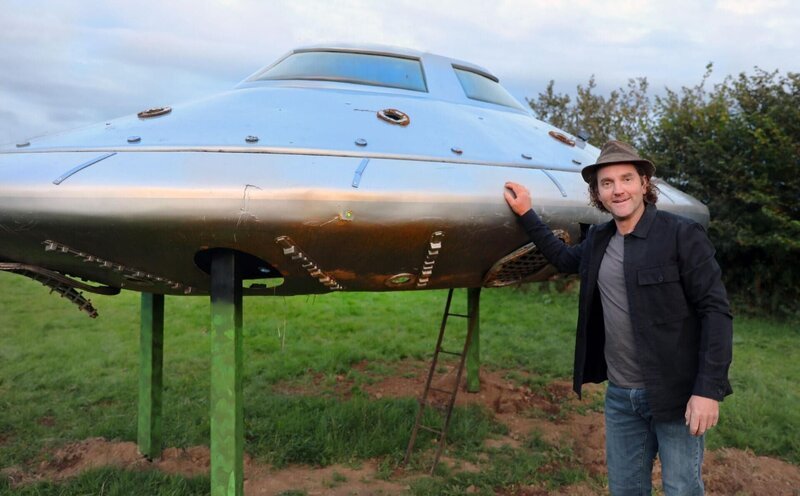 Das Team von Unique B&B hilft mit ein altes Zelt wieder auf Vordermann zu bringen und Simon geht auf die Suche nach einem ausrangierten Metallkarrenrad, das er verwendet, um eine einzigartige Dusche unter dem Sternenhimmel zu bauen. – Bild: RTL/​ A Plimsoll Productions Ltd