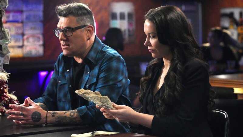 Mitch and Chrissy examine the evidence. – Bild: Warner Bros. Discovery, Inc.