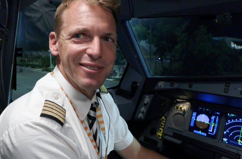 Kapitän Philipp im Cockpit. – Bild: HR