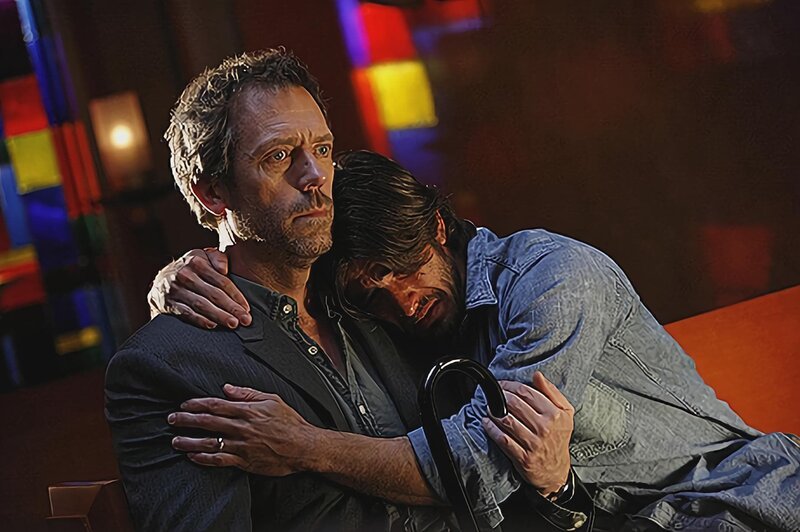 Auch Dr. Gregory House (Hugh Laurie, l.) stößt an seine Grenzen: Er kann nichts mehr für Marina tun und muss diese schreckliche Nachricht ihrem Mann Esteban Hernandez (Omar Avila, r.) überbringen … – Bild: Universal TV