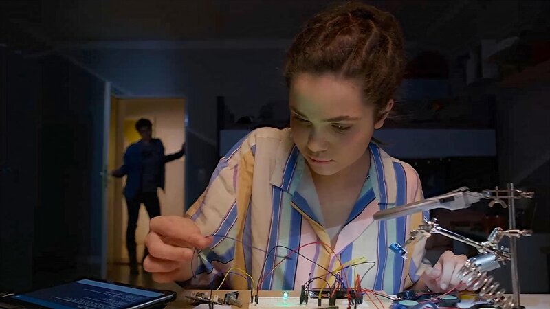 Sibel (Josie Hermer) will einen Einser-Abschluss, dafür lernt sie Tag und Nacht. – Bild: mdr/​Saxonia Media